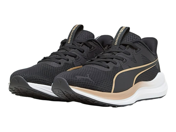 Tenis deportivos PUMA color negro con suela blanca y detalles en dorado.