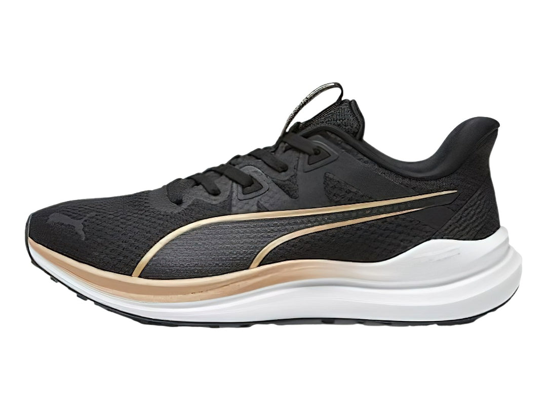 Tenis deportivos PUMA color negro con suela blanca y detalles en dorado.