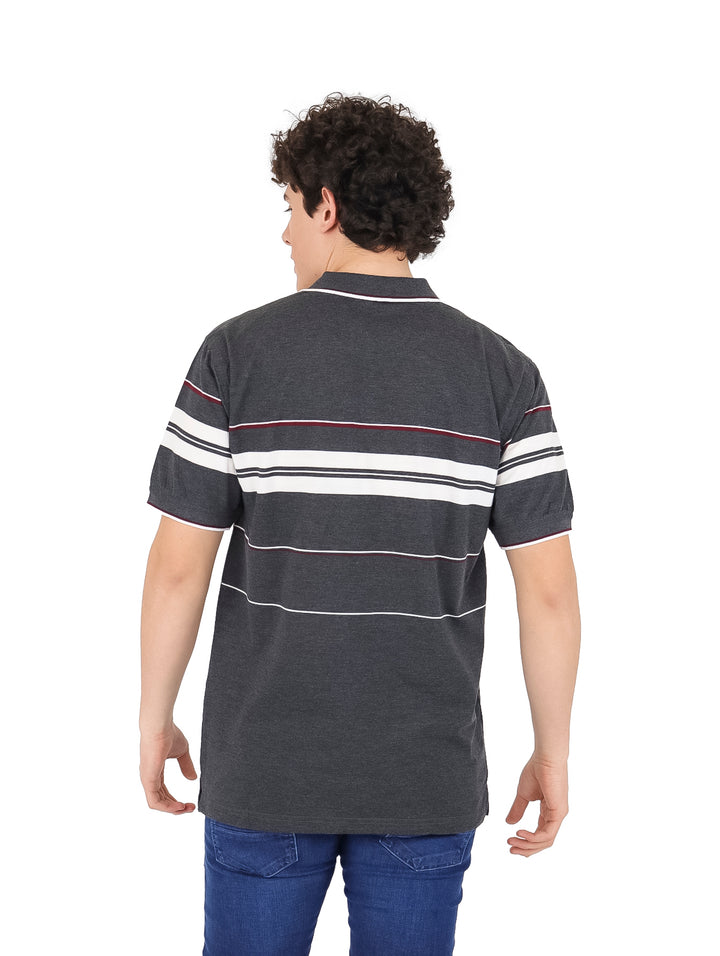 Hombre vistiendo playera polo color gris oscuro con rayas horizontales blancas y rojas en el pecho.