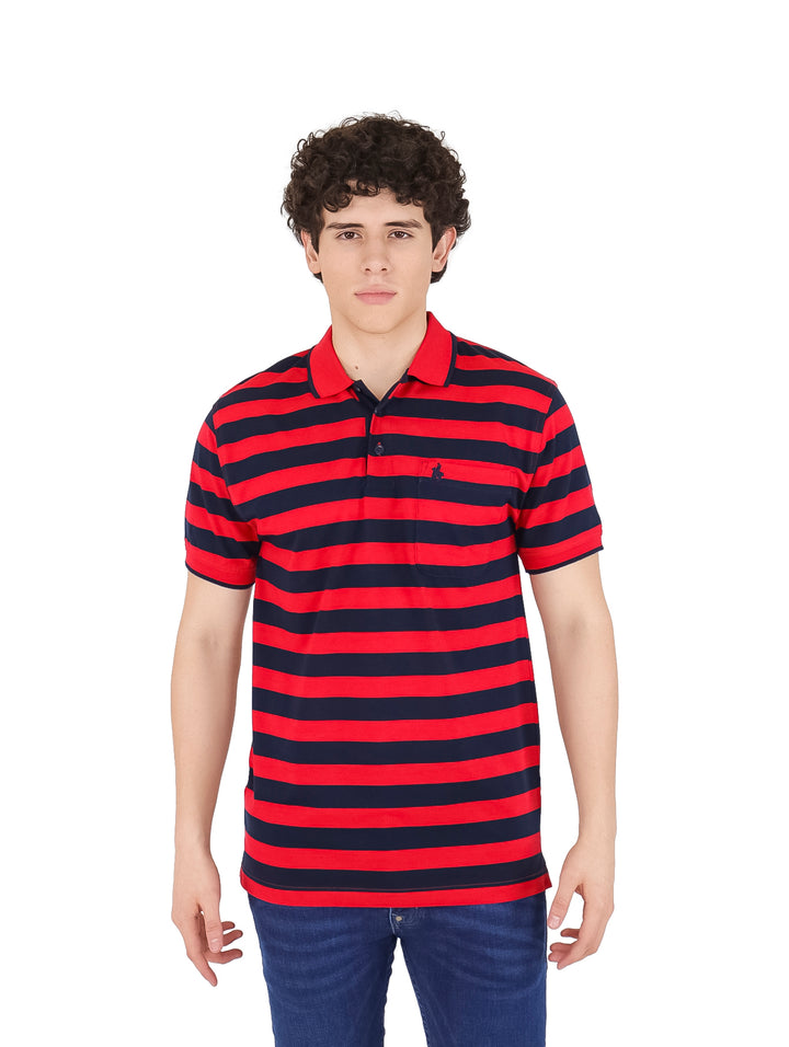 Hombre vistiendo playera polo de manga corta con rayas horizontales en color rojo y azul marino.