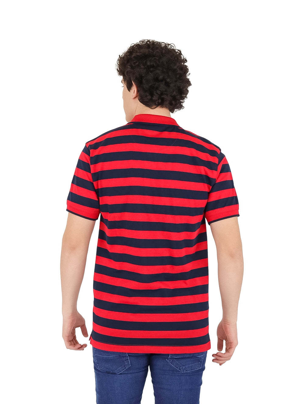 Hombre vistiendo playera polo de manga corta con rayas horizontales en color rojo y azul marino.