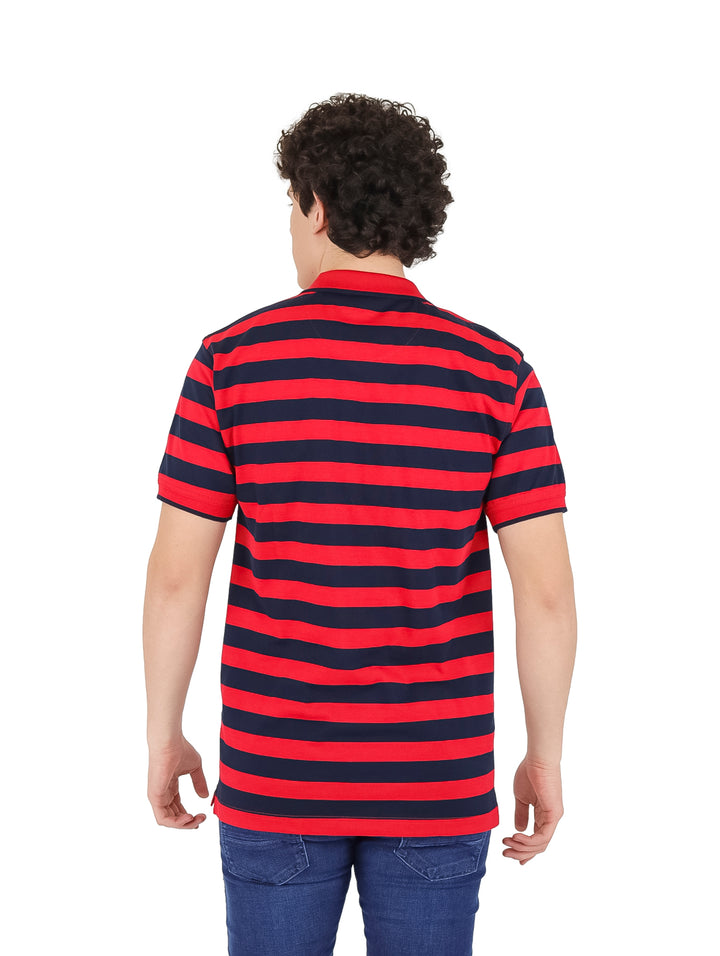Hombre vistiendo playera polo de manga corta con rayas horizontales en color rojo y azul marino.