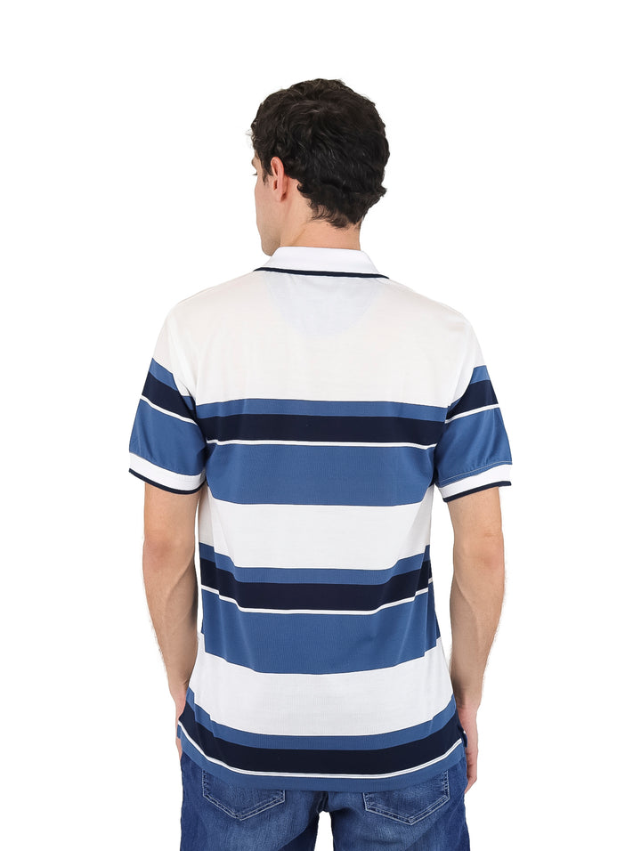 Playera polo de manga corta con rayas horizontales en colores blanco, azul marino y azul.