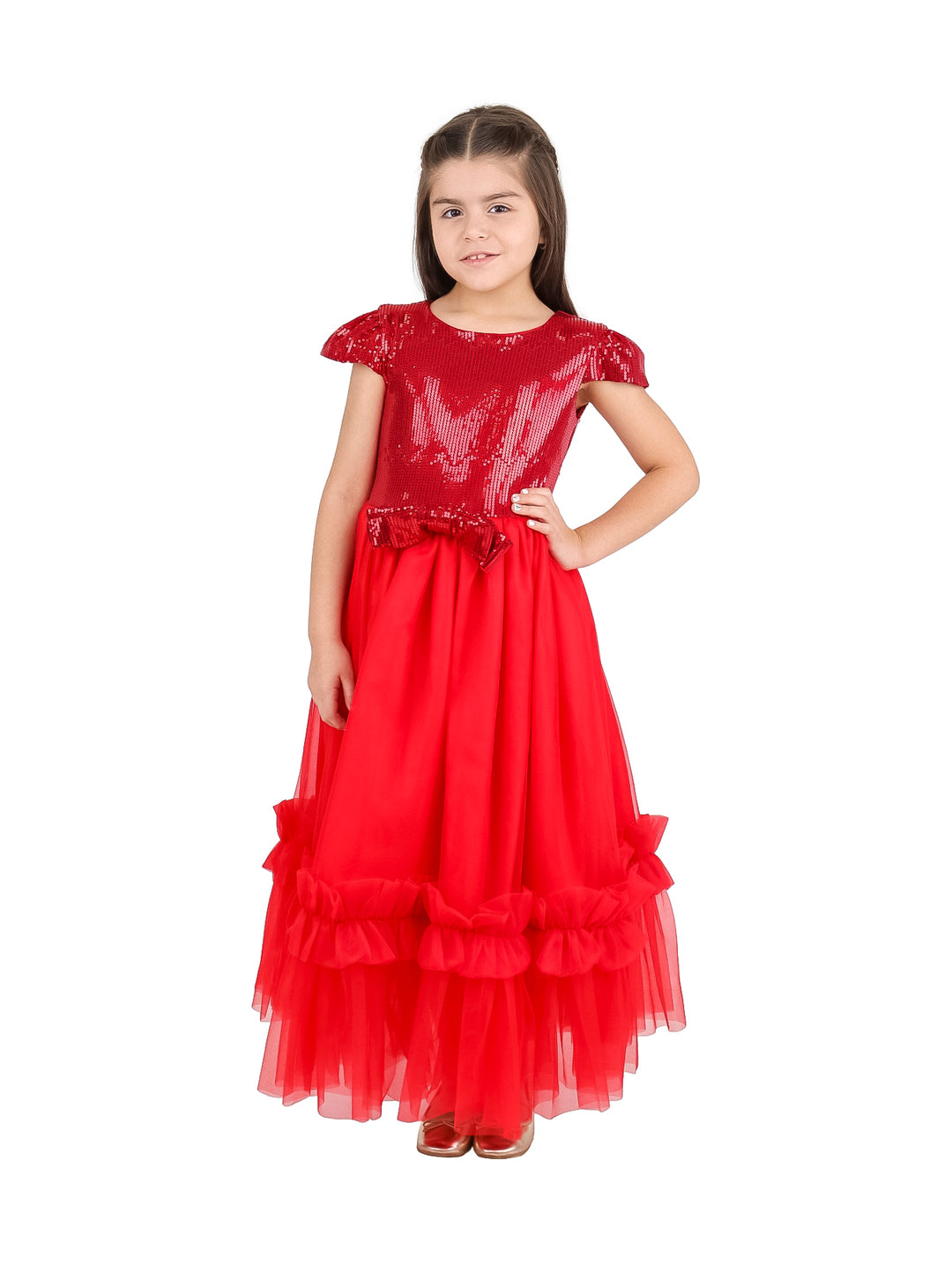 Niña con vestido largo rojo de lentejuelas en la parte superior y falda de tul con volantes.