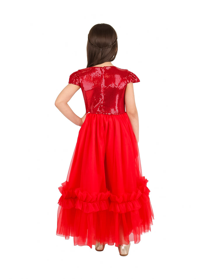 Niña con vestido largo rojo de lentejuelas en la parte superior y falda de tul con volantes.