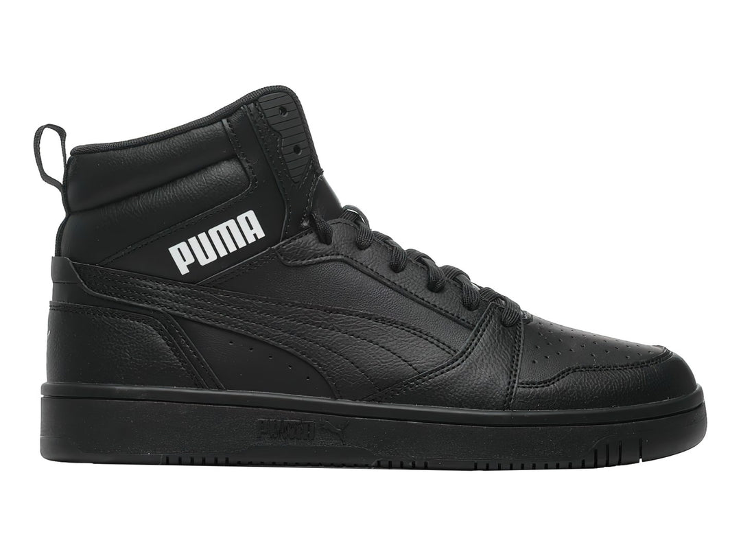 Tenis PUMA Rebound V6 de cuello alto en color negro con logotipo blanco lateral.