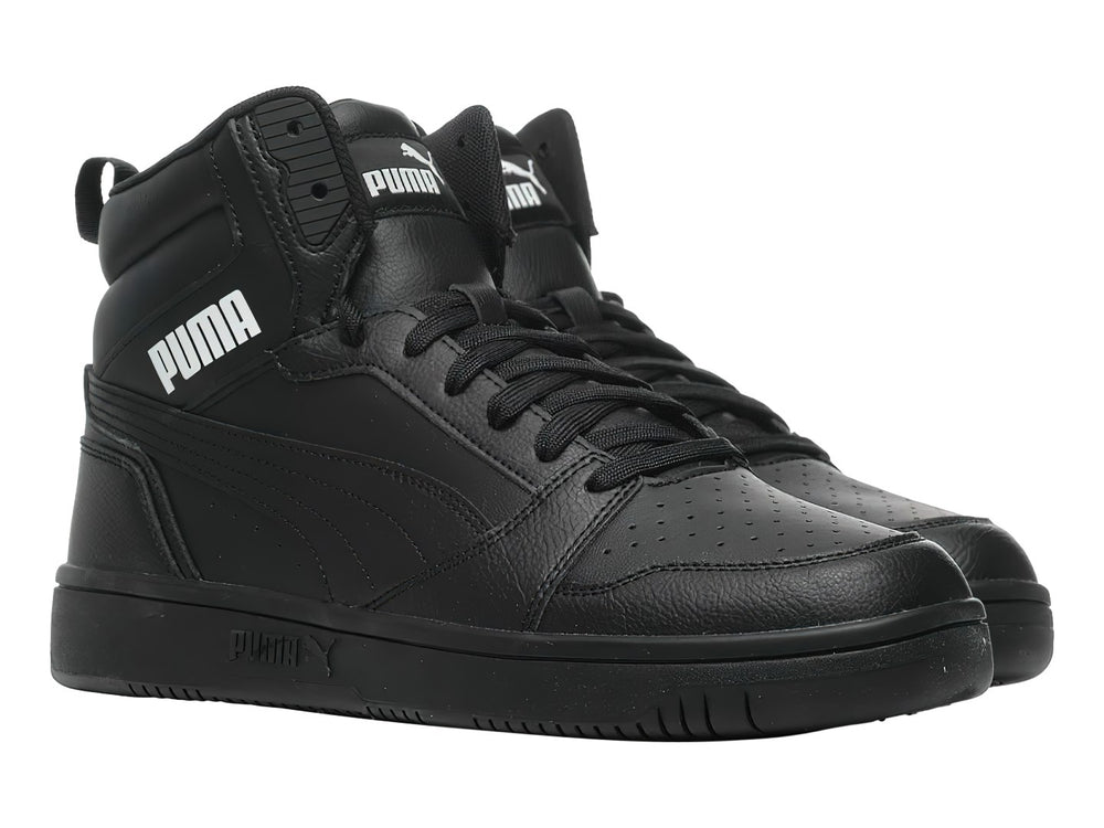 Tenis PUMA Rebound V6 de cuello alto en color negro con logotipo blanco lateral.