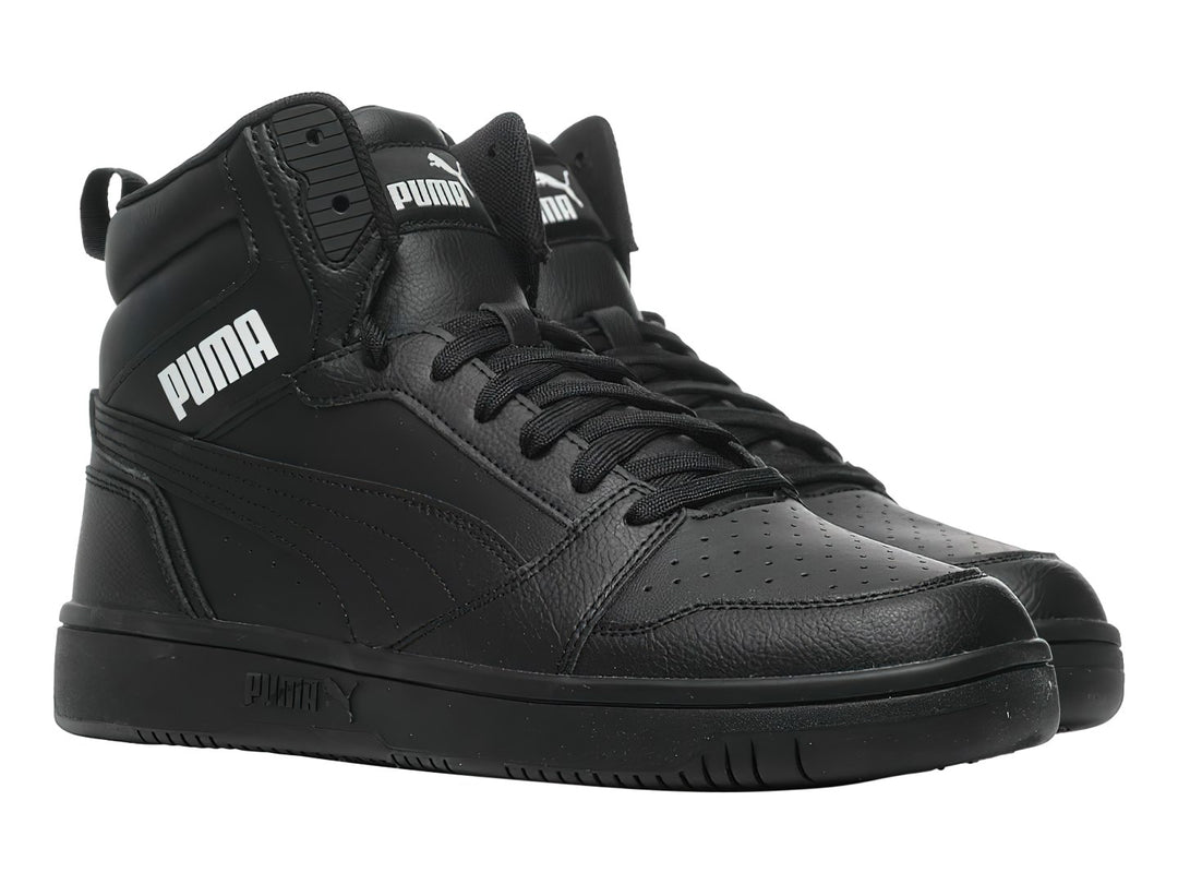 Tenis PUMA Rebound V6 de cuello alto en color negro con logotipo blanco lateral.