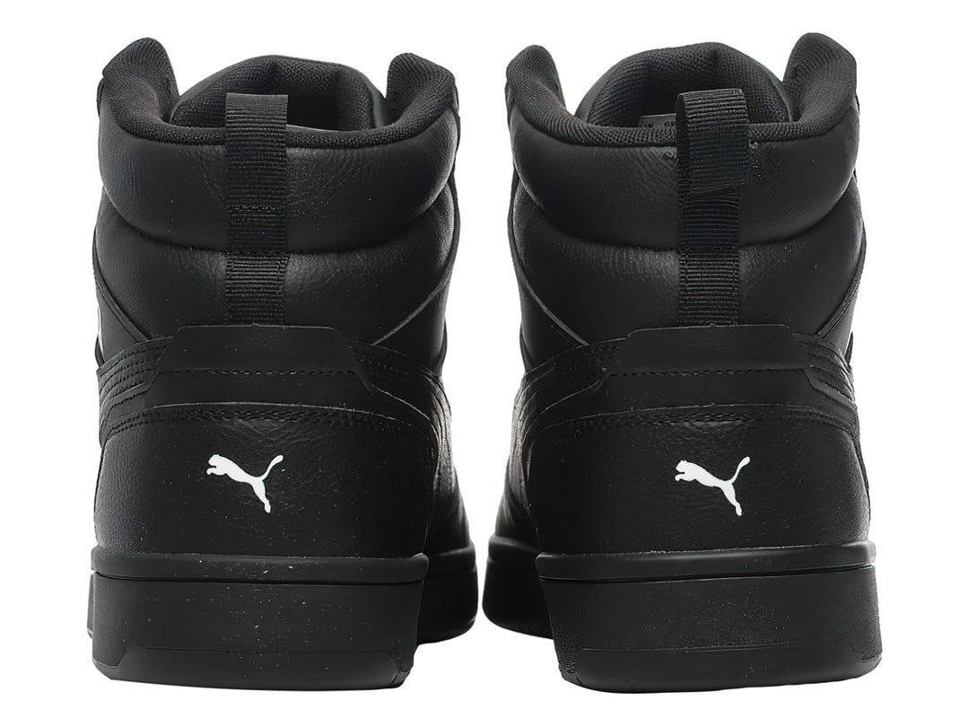 Tenis PUMA Rebound V6 de cuello alto en color negro con logotipo blanco lateral.