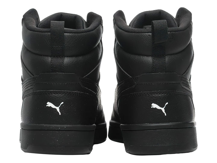 Tenis PUMA Rebound V6 de cuello alto en color negro con logotipo blanco lateral.