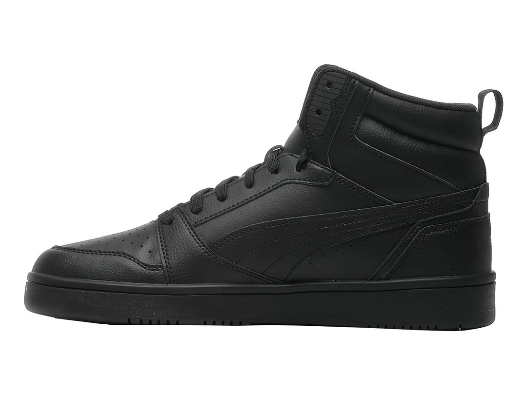 Tenis PUMA Rebound V6 de cuello alto en color negro con logotipo blanco lateral.