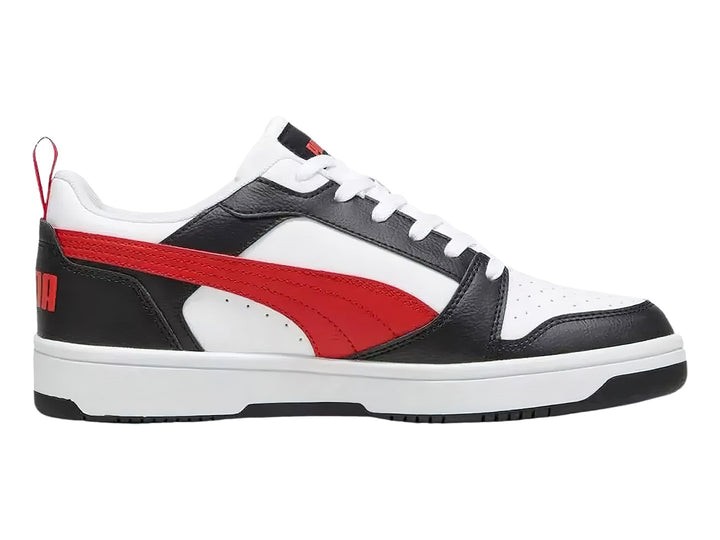 Tenis PUMA Rebound V6 Low en colores blanco, negro y rojo con suela blanca.