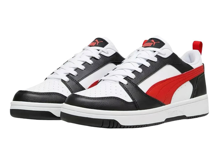 Tenis PUMA Rebound V6 Low en colores blanco, negro y rojo con suela blanca.