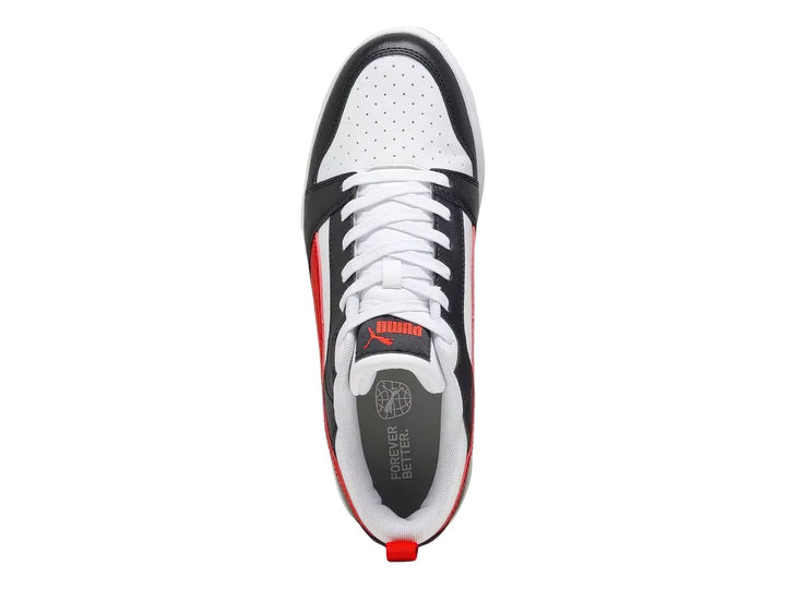 Tenis PUMA Rebound V6 Low en colores blanco, negro y rojo con suela blanca.