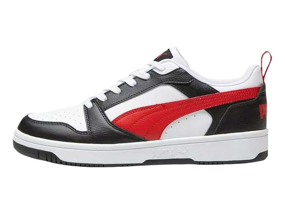 Tenis PUMA Rebound V6 Low en colores blanco, negro y rojo con suela blanca.
