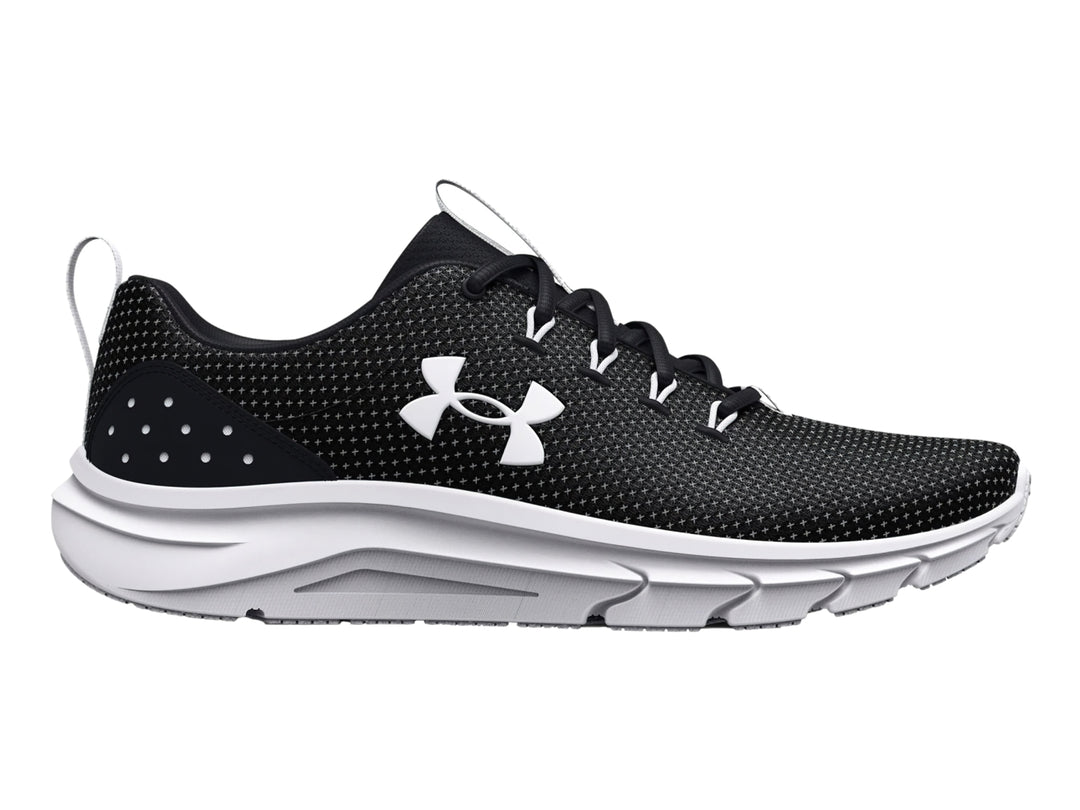 Tenis deportivos Under Armour color negro con suela blanca y logotipo blanco en el lateral.