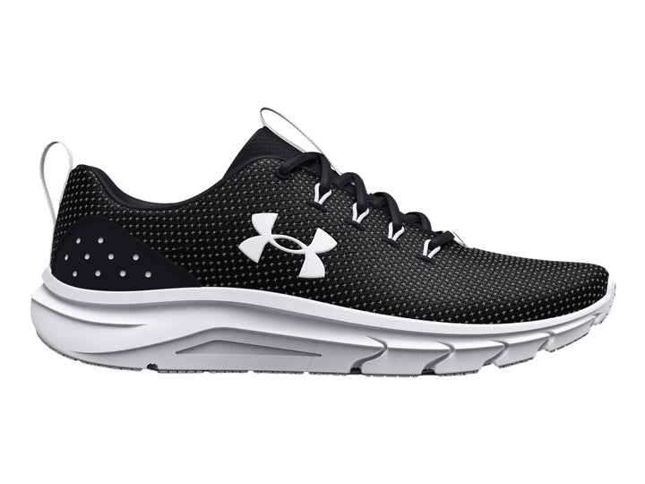 Tenis deportivos Under Armour color negro con suela blanca y logotipo blanco en el lateral.