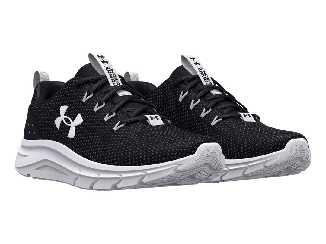 Tenis deportivos Under Armour color negro con suela blanca y logotipo blanco en el lateral.