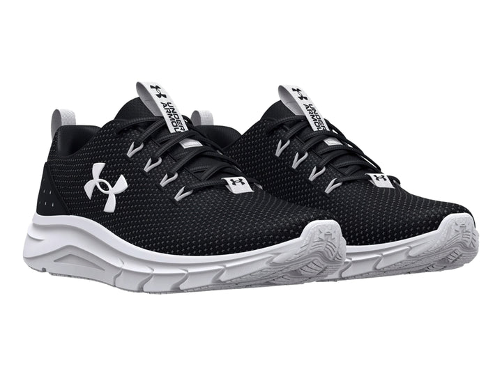 Tenis deportivos Under Armour color negro con suela blanca y logotipo blanco en el lateral.