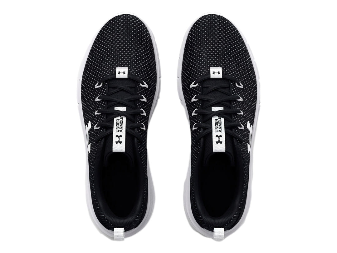 Tenis deportivos Under Armour color negro con suela blanca y logotipo blanco en el lateral.
