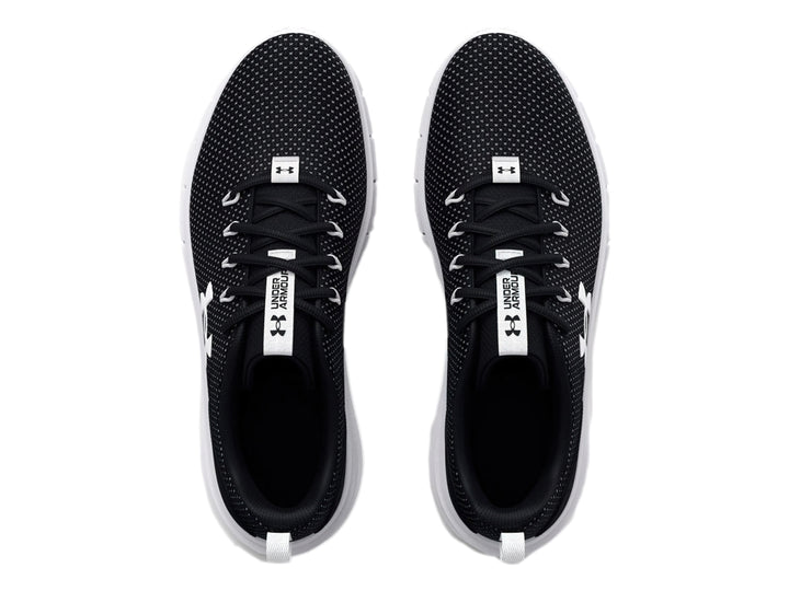 Tenis deportivos Under Armour color negro con suela blanca y logotipo blanco en el lateral.
