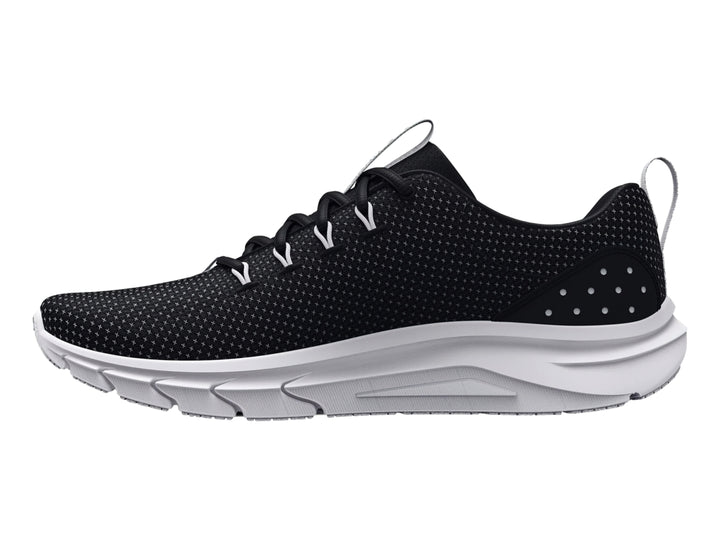 Tenis deportivos Under Armour color negro con suela blanca y logotipo blanco en el lateral.