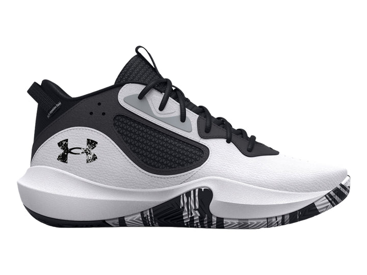 Tenis de baloncesto Under Armour color blanco con detalles en negro y gris.