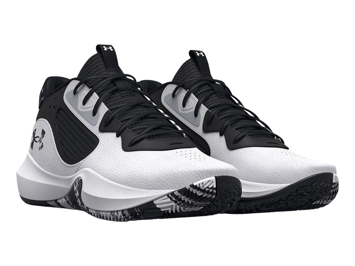 Tenis de baloncesto Under Armour color blanco con detalles en negro y gris.