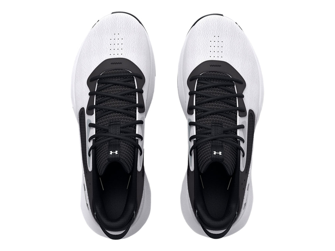 Tenis de baloncesto Under Armour color blanco con detalles en negro y gris.