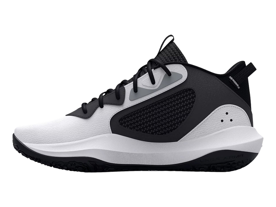 Tenis de baloncesto Under Armour color blanco con detalles en negro y gris.