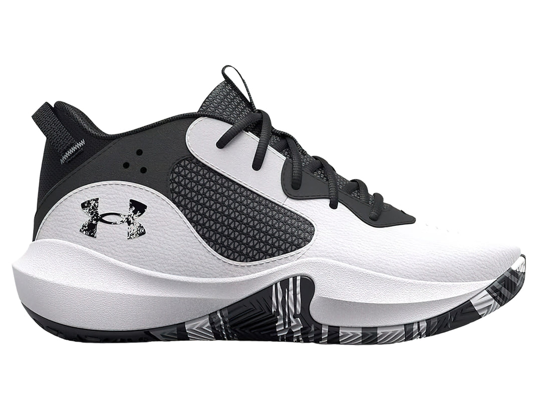 Tenis de baloncesto Under Armour color blanco con detalles en negro y suela con patrón gráfico.