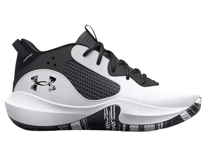 Tenis de baloncesto Under Armour color blanco con detalles en negro y suela con patrón gráfico.