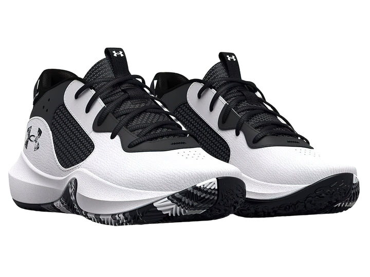 Tenis de baloncesto Under Armour color blanco con detalles en negro y suela con patrón gráfico.