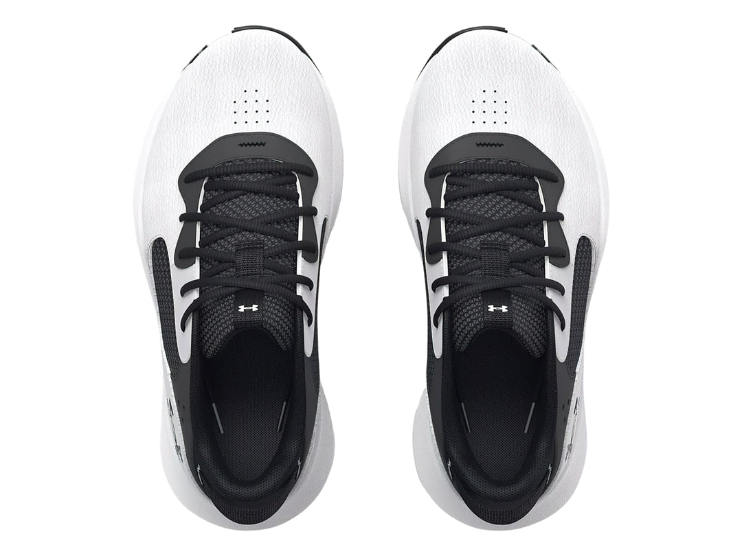 Tenis de baloncesto Under Armour color blanco con detalles en negro y suela con patrón gráfico.
