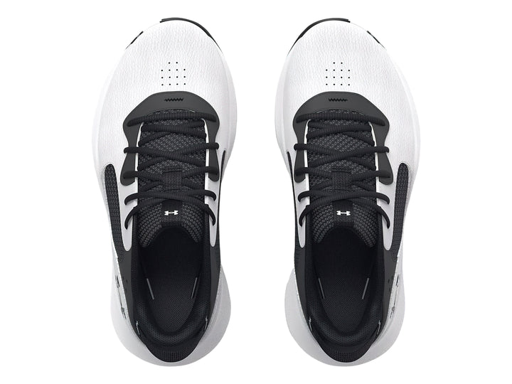 Tenis de baloncesto Under Armour color blanco con detalles en negro y suela con patrón gráfico.