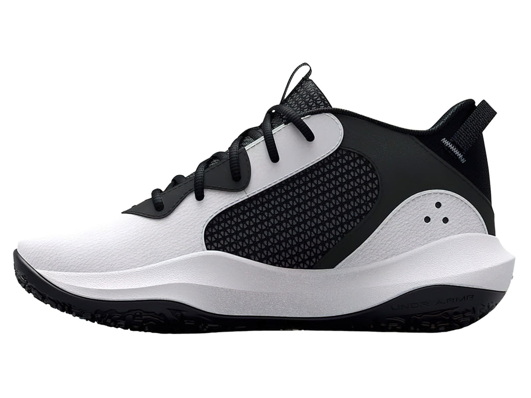 Tenis de baloncesto Under Armour color blanco con detalles en negro y suela con patrón gráfico.