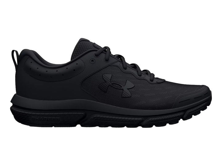 Tenis deportivos Under Armour Charged Assert 10 en color negro total, vista lateral.