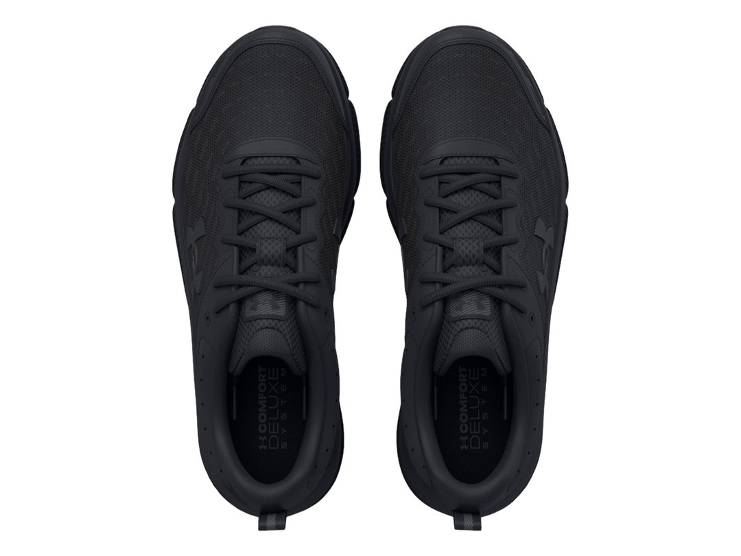 Tenis deportivos Under Armour Charged Assert 10 en color negro total, vista lateral.