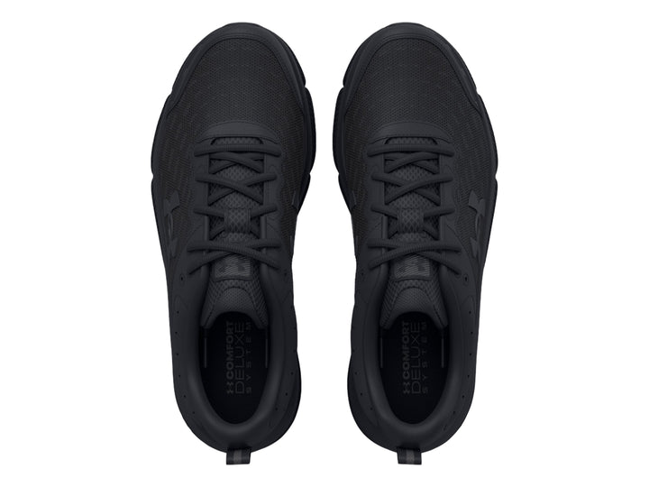 Tenis deportivos Under Armour Charged Assert 10 en color negro total, vista lateral.