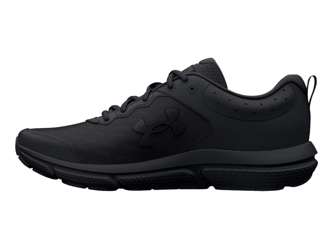 Tenis deportivos Under Armour Charged Assert 10 en color negro total, vista lateral.