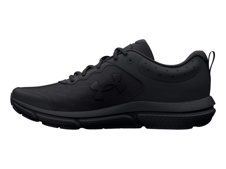 Tenis deportivos Under Armour Charged Assert 10 en color negro total, vista lateral.