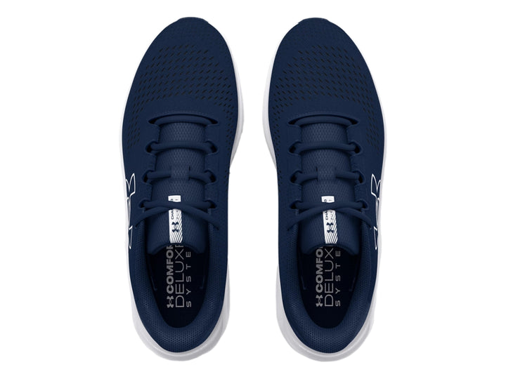 Tenis deportivos Under Armour color azul marino con suela blanca y logotipo blanco lateral.