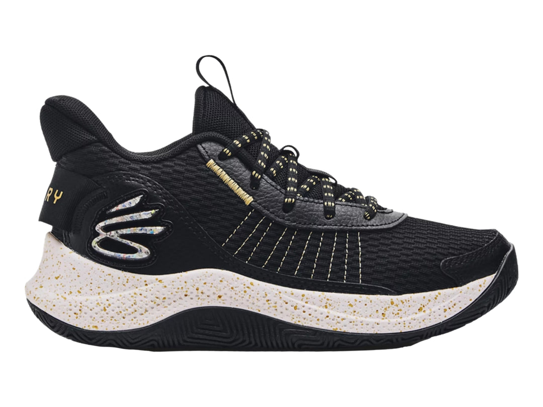 Tenis de baloncesto Under Armour Curry 3Z7 color negro con detalles dorados y suela crema moteada.