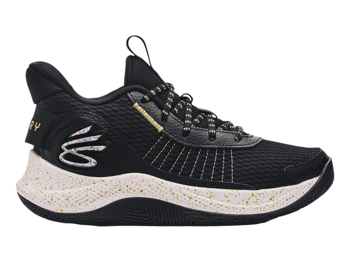 Tenis de baloncesto Under Armour Curry 3Z7 color negro con detalles dorados y suela crema moteada.