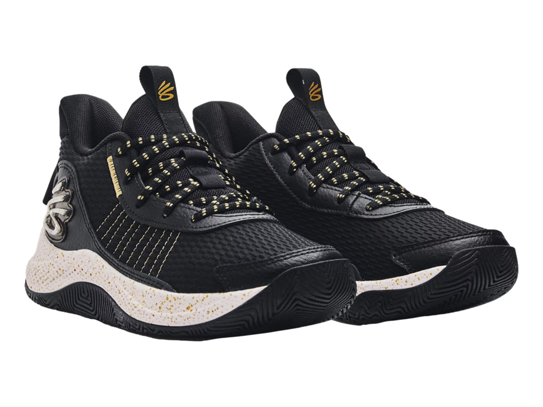 Tenis de baloncesto Under Armour Curry 3Z7 color negro con detalles dorados y suela crema moteada.