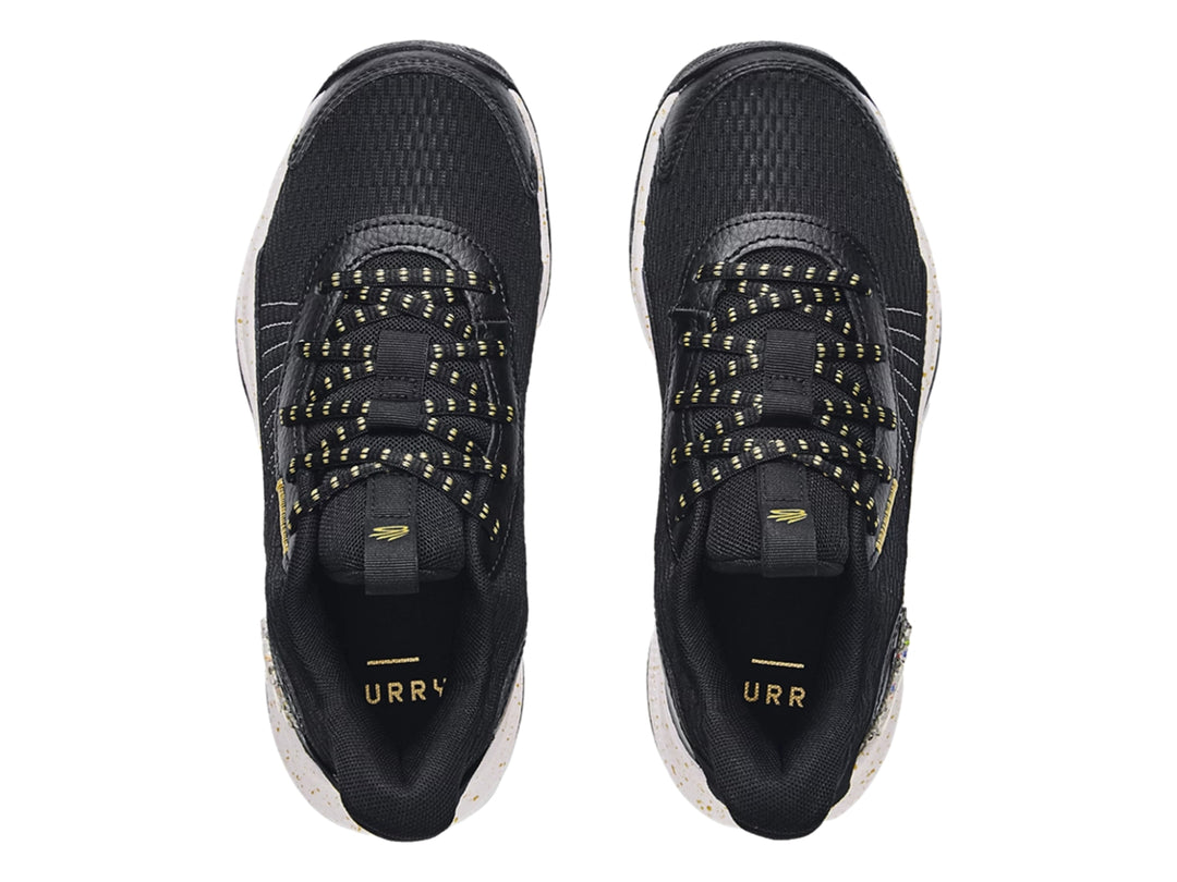 Tenis de baloncesto Under Armour Curry 3Z7 color negro con detalles dorados y suela crema moteada.