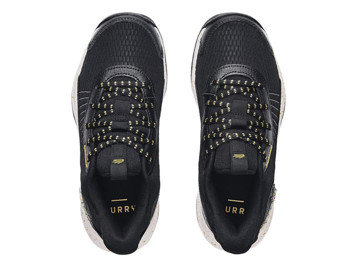 Tenis de baloncesto Under Armour Curry 3Z7 color negro con detalles dorados y suela crema moteada.