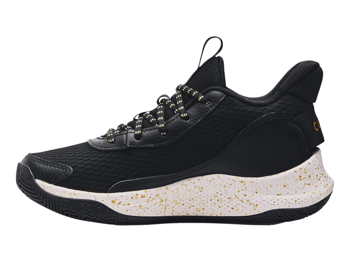 Tenis de baloncesto Under Armour Curry 3Z7 color negro con detalles dorados y suela crema moteada.