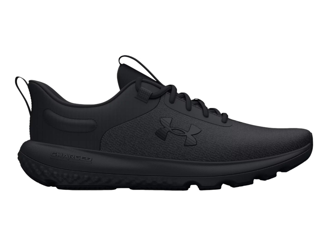 Tenis deportivos Under Armour Charged Revitalize en color negro total con suela texturizada.