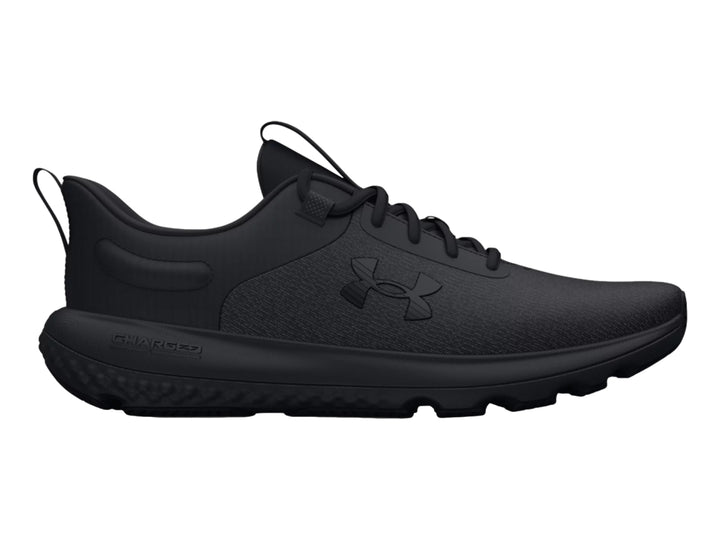 Tenis deportivos Under Armour Charged Revitalize en color negro total con suela texturizada.